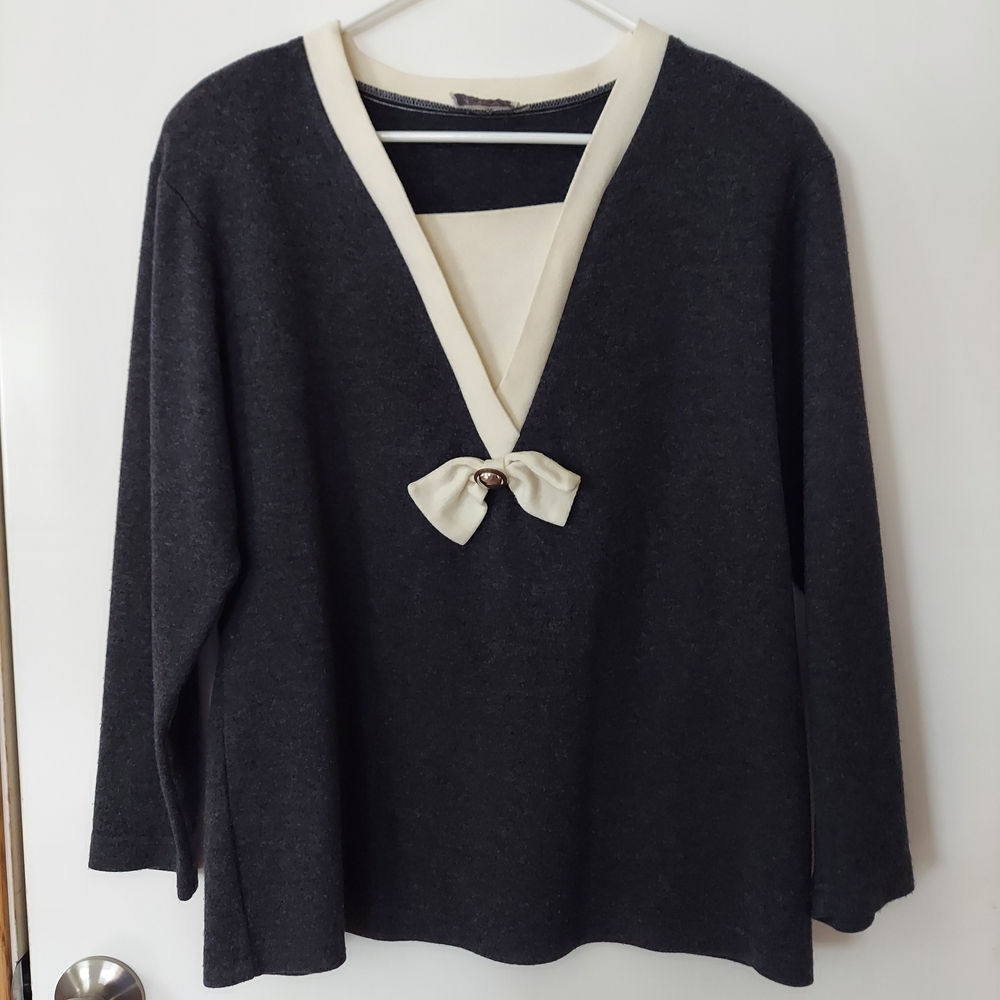 Elegant Gray Sweater with Cream Accents Size XL